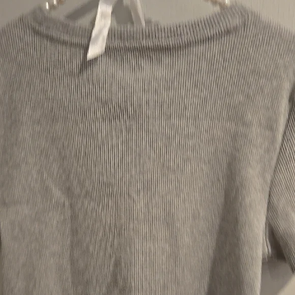 Gray Cropped Top with Green Graphic - Picture 4 of 5